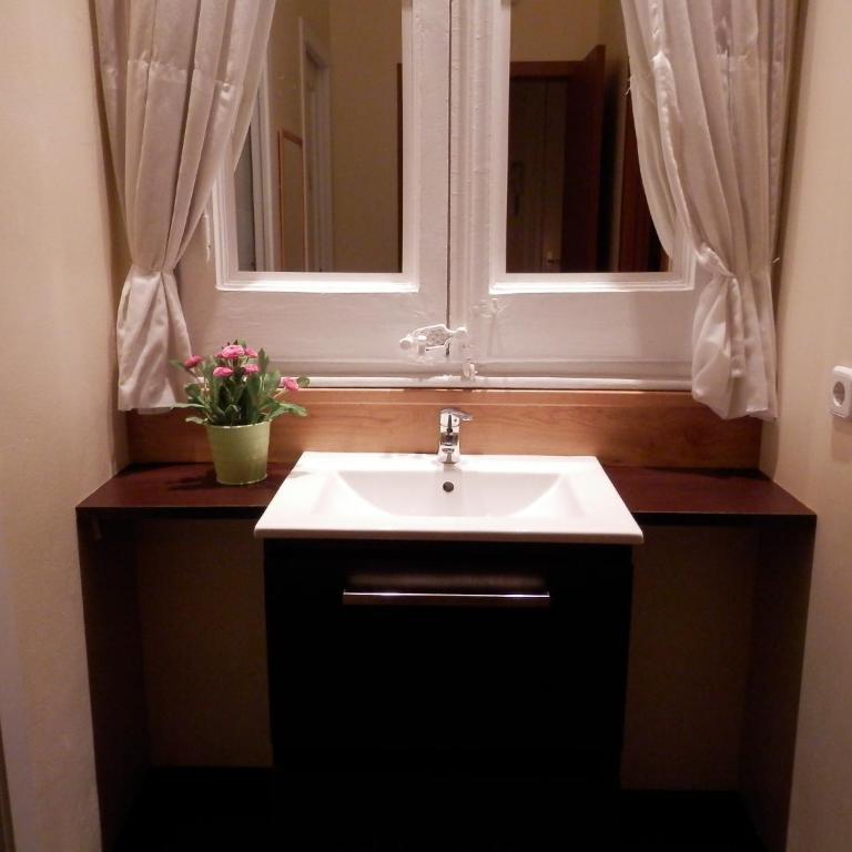 Barcelona Central Garden Hostal - Bed in 6-Bed Dormitory Room with Shared Bathroom - 4