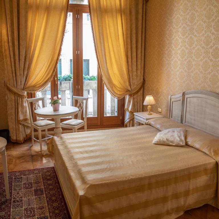 Dimora Al Doge Beato Canal View - Double Room with Balcony and Canal View with Private External Bathroom in Aisle - 2