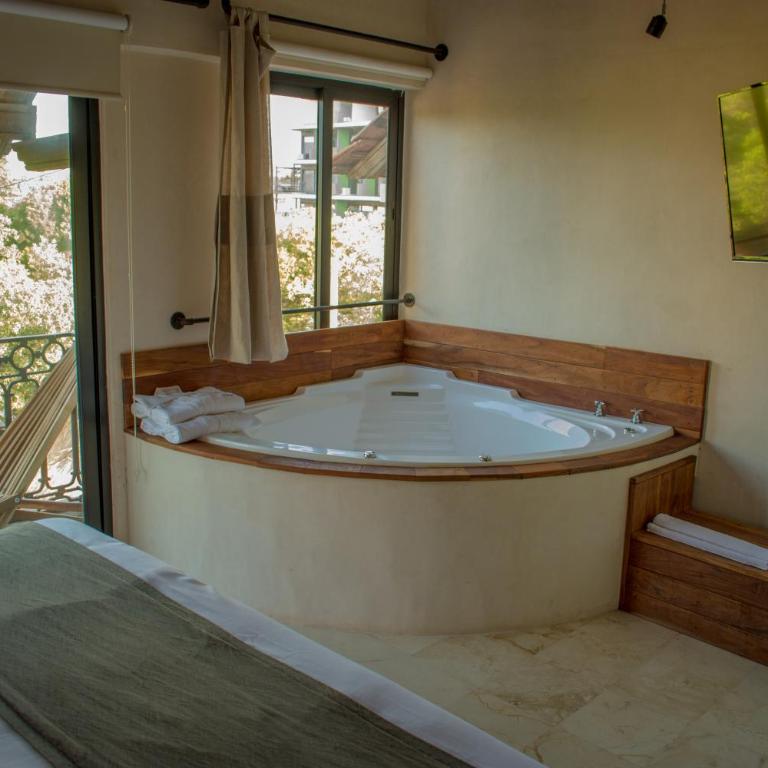 Caribbean Paradise Hotel & Spa - 5th Avenue - Master Suite with Jacuzzi, Balcony and City Views - 13