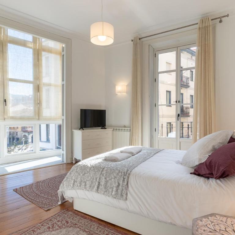 Confort y Diseño con Vistas al Casco Viejo - Three-Bedroom Apartment - 2