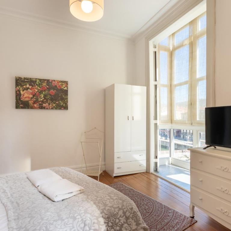 Confort y Diseño con Vistas al Casco Viejo - Three-Bedroom Apartment - 7