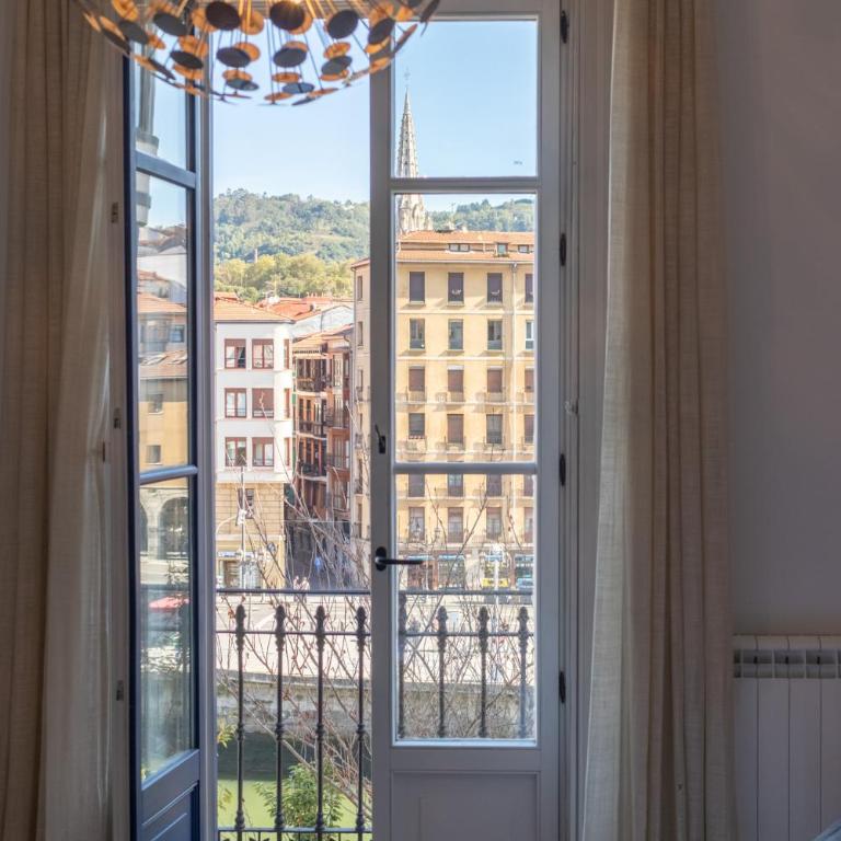 Confort y Diseño con Vistas al Casco Viejo - Three-Bedroom Apartment - 8