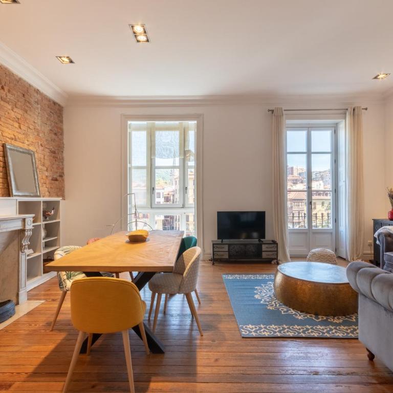 Confort y Diseño con Vistas al Casco Viejo - Three-Bedroom Apartment - 24
