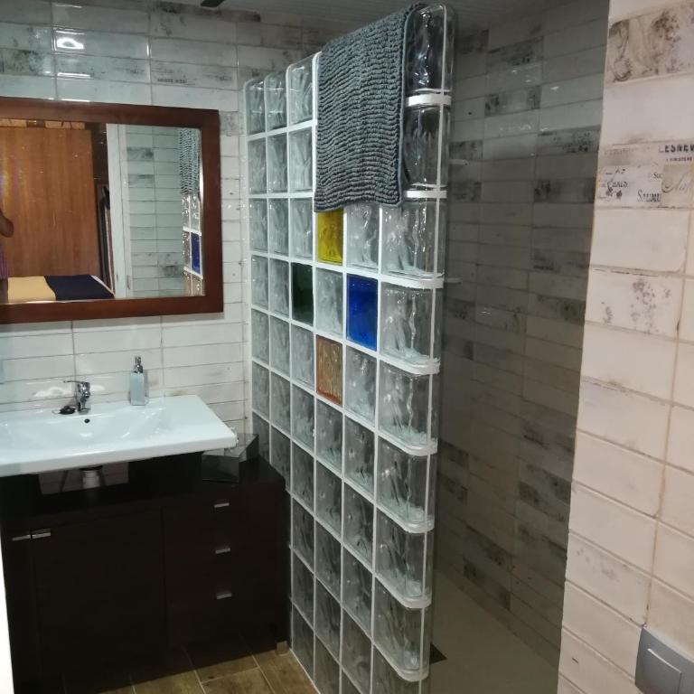 CABAÑA DE MADERA JUNTO AL LAGO LAS JARAS - Two-Bedroom Chalet - 44