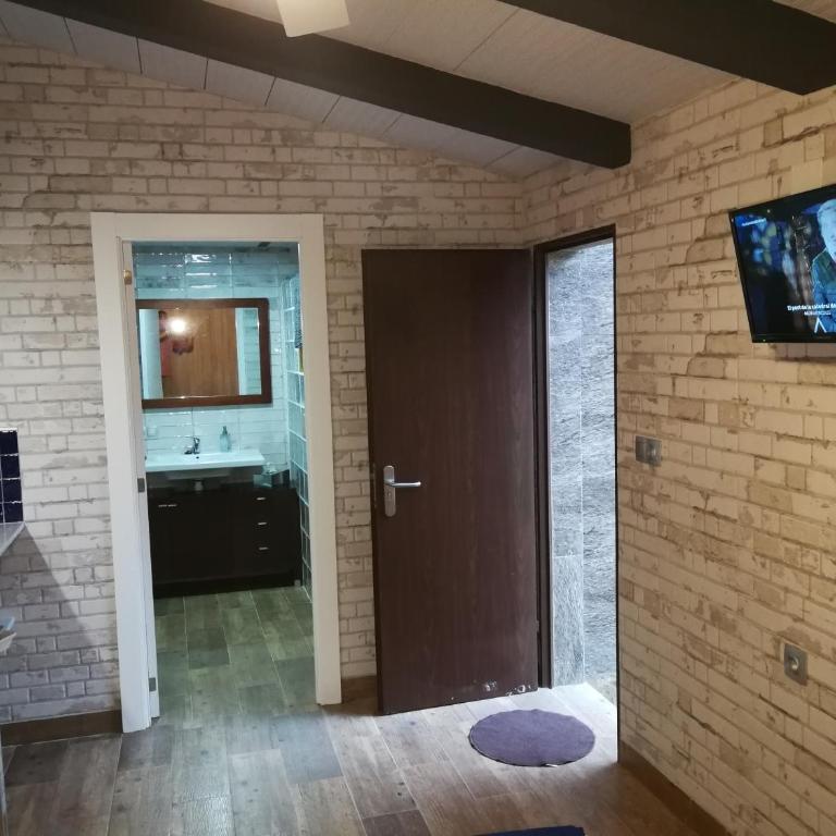 CABAÑA DE MADERA JUNTO AL LAGO LAS JARAS - Two-Bedroom Chalet - 47