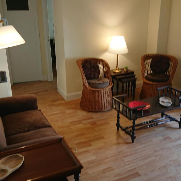 Excelente departamento con balcón a la calle sobre avenida - Apartamento con balcón - 1