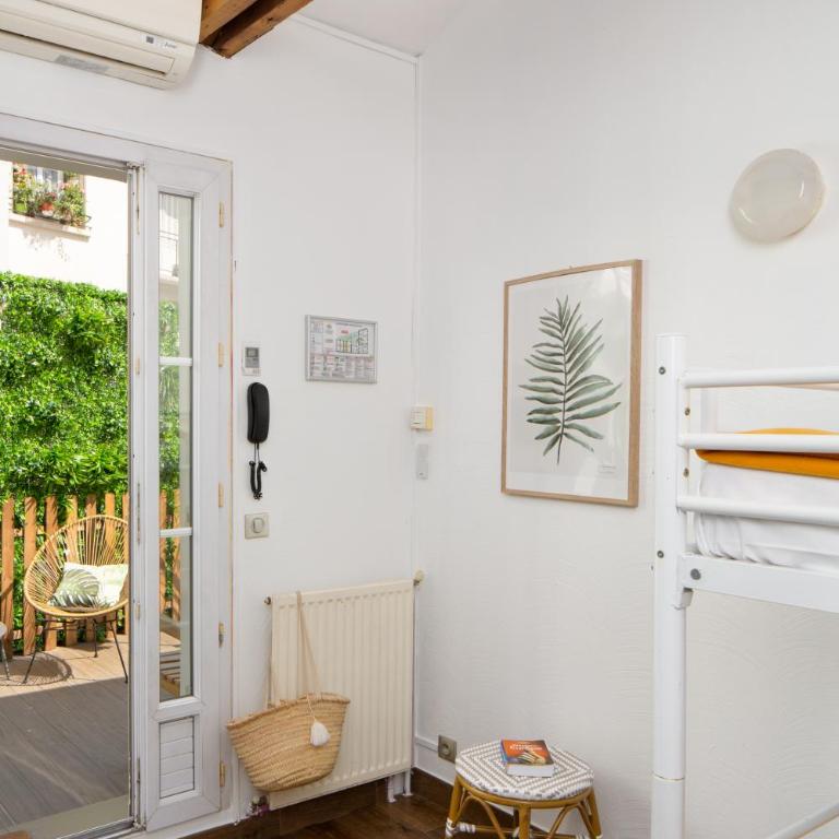 Le Village Montmartre - Bed in 4-Bed Mixed Dormitory Room with Terrace - 1