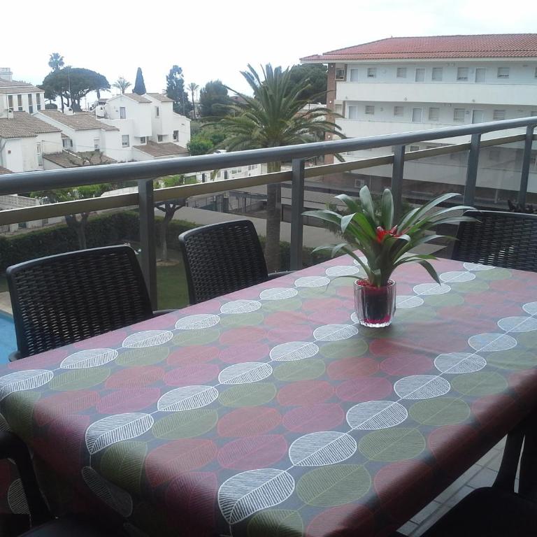 50 m de la plage! Proche du centre ville! Piscine! Vue sur mer et montagnes! Wifi! 2 vélos à disposition! - Two-Bedroom Apartment - 3