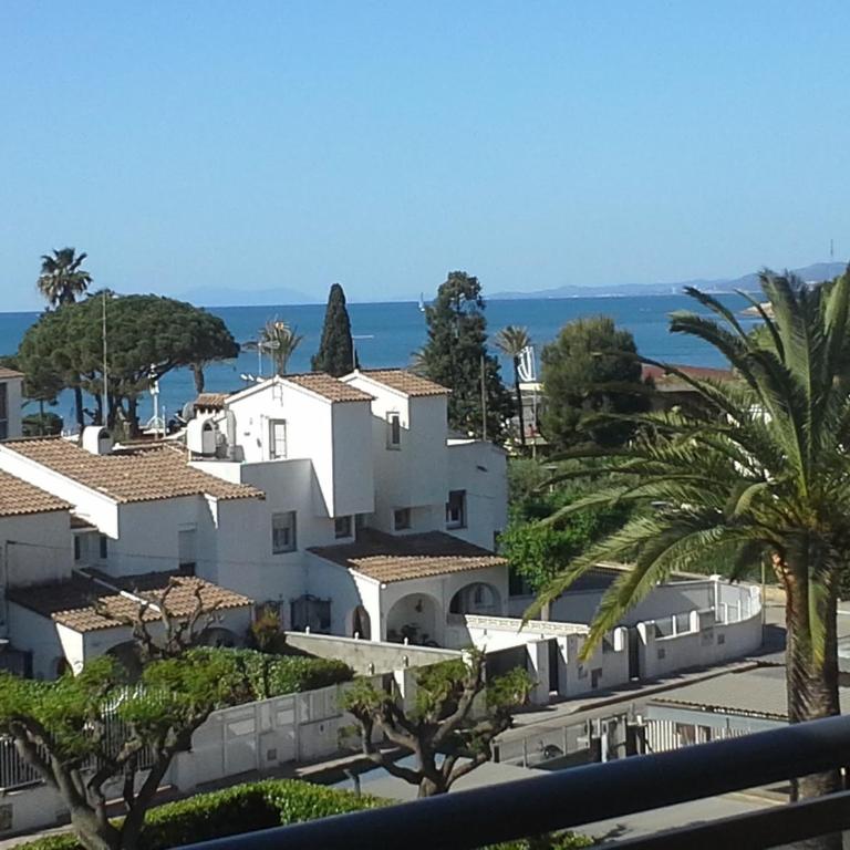 50 m de la plage! Proche du centre ville! Piscine! Vue sur mer et montagnes! Wifi! 2 vélos à disposition! - Two-Bedroom Apartment - 55