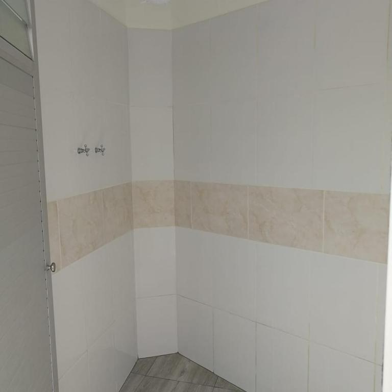 Charlies Place - Double Room with Shared Bathroom - 2