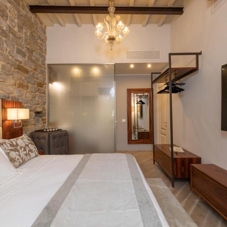Donati Luxury Tower Suites - Leonardo - Deluxe King Suite with Duomo View - 2