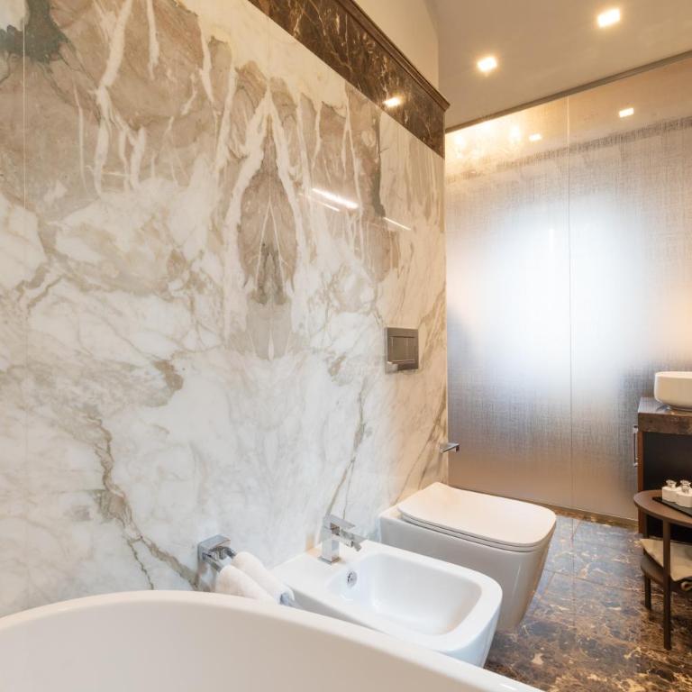 Donati Luxury Tower Suites - Leonardo - Deluxe King Suite with Duomo View - 3