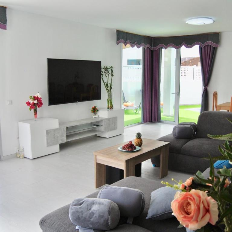 Big Villa Tauro with Private Heated Saltwater Pool & Jacuzzi & BBQ & Game Room & Arcade Games - Villa - 28