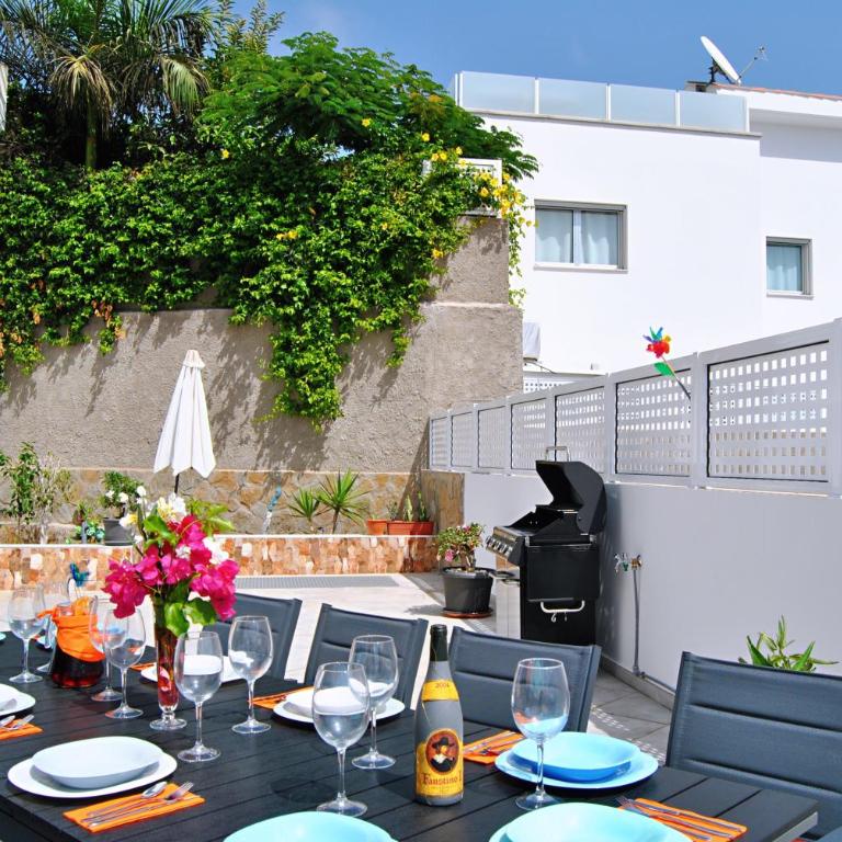 Big Villa Tauro with Private Heated Saltwater Pool & Jacuzzi & BBQ & Game Room & Arcade Games - Villa - 21