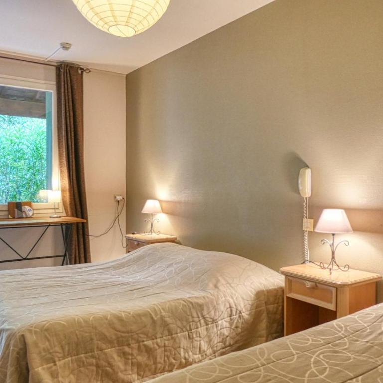 Au Saint Roch - Hôtel et Jardin - Chambre Triple - 2