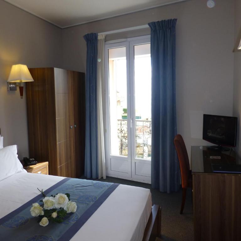 Hotel Capitole - Chambre Double avec Balcon - Côté Rue - 6