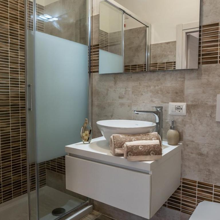 BOSS Guest House - Camera Matrimoniale con Bagno Privato - 5