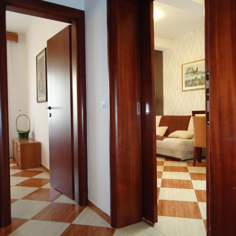 Guesthouse Villa Gaga - Apartman sa 1 Spavaćom Sobom, Terasom i Delimičnim Pogledom na More (4 Odrasle Osobe) - 6