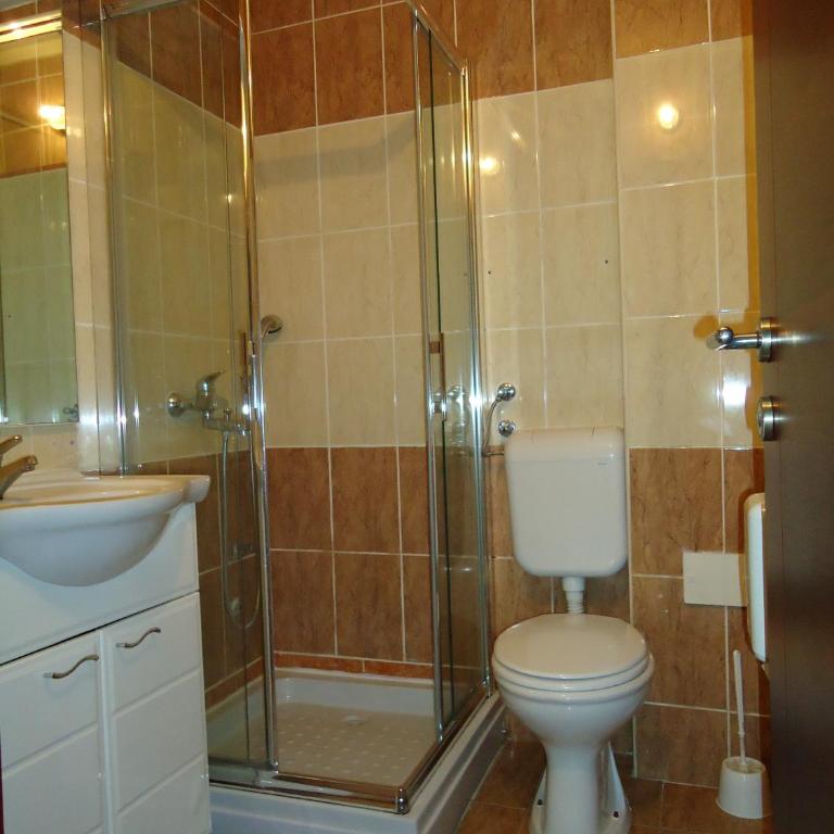 Guesthouse Villa Gaga - Apartman sa 1 Spavaćom Sobom, Terasom i Delimičnim Pogledom na More (4 Odrasle Osobe) - 9