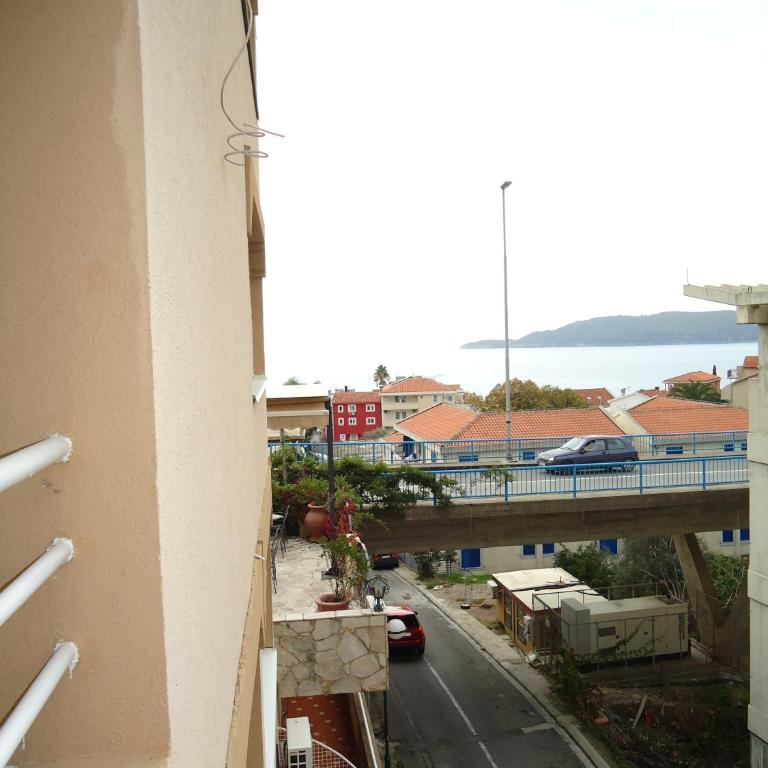 Guesthouse Villa Gaga - Apartman sa 1 Spavaćom Sobom, Terasom i Delimičnim Pogledom na More (4 Odrasle Osobe) - 12