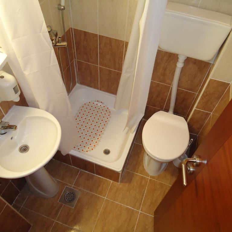 Guesthouse Villa Gaga - Trokrevetna Soba sa Terasom i Delimičnim Pogledom na More - 1