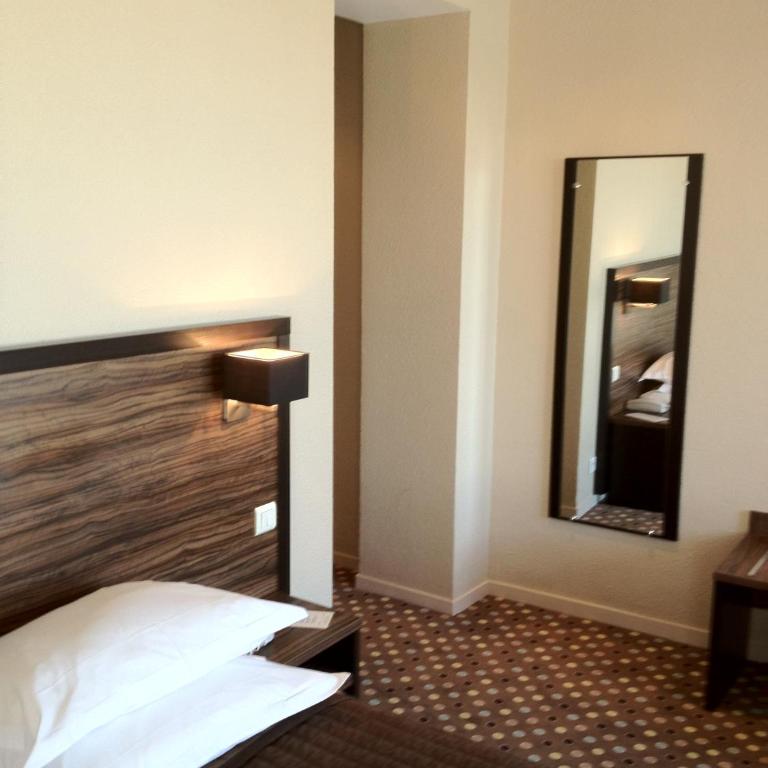 LOGIS Hôtel & Restaurant - Les Arcades - Chambre Double - Vue sur Mer - 10