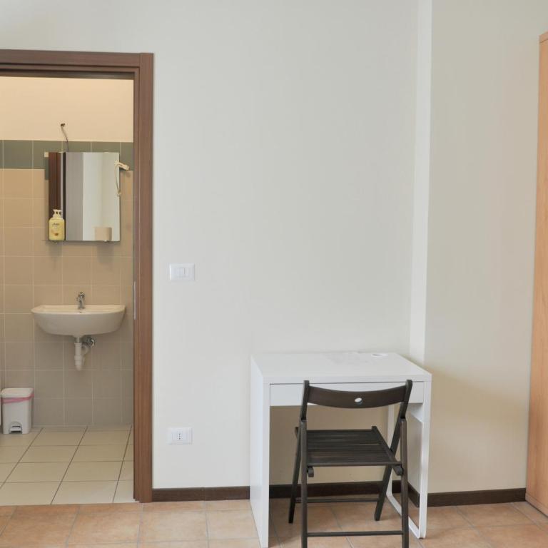 Ostello Cuneo - Twin Room with Private Bathroom - 1