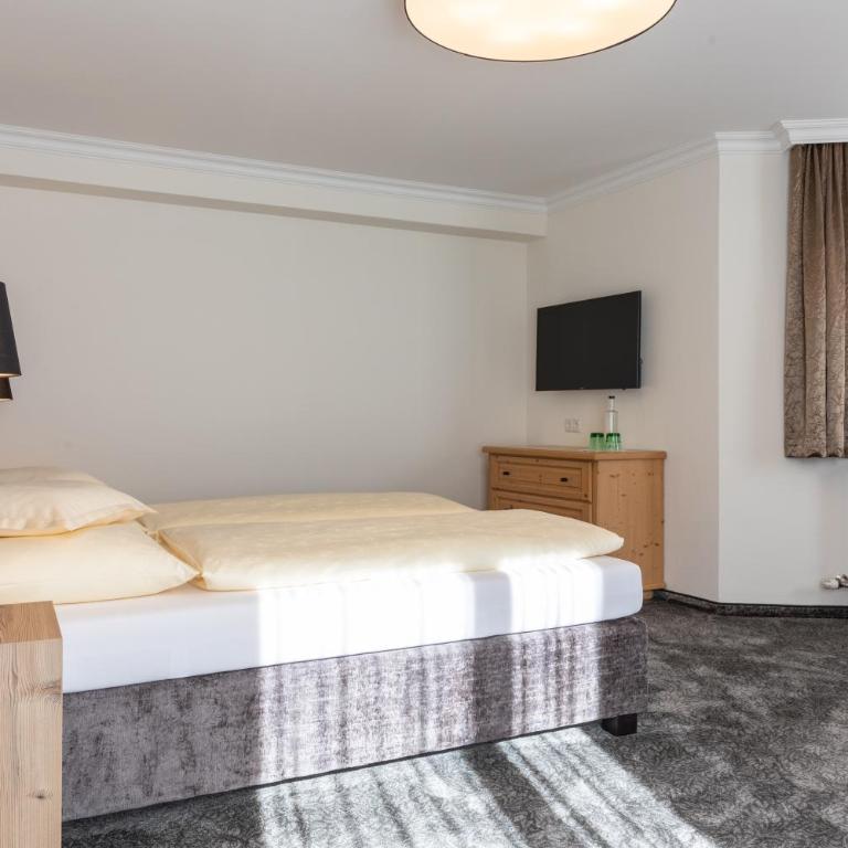 Glanz & Glory Hotel - Deluxe Doppelzimmer mit Zustellbett - 1