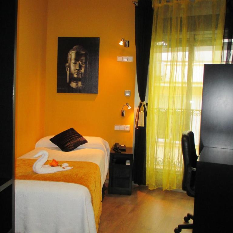 Madrid City Rooms - Single Room with Private Bathroom - 1