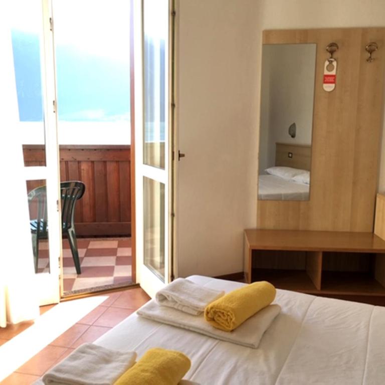 Hotel Castell - Montagnoli Group - Camera Matrimoniale/Doppia con Letti Singoli con Vista Lago. - 2