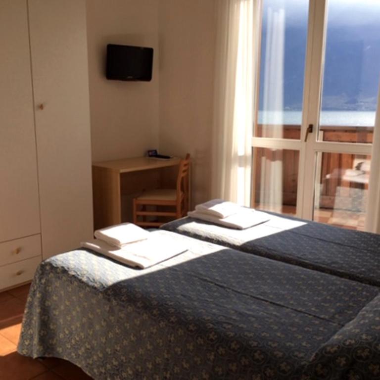 Hotel Castell - Montagnoli Group - Camera Matrimoniale/Doppia con Letti Singoli con Vista Lago. - 4