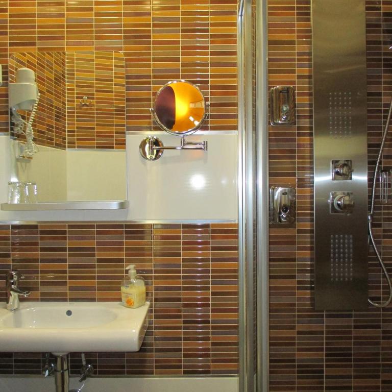 Madrid City Rooms - Single Room with Private Bathroom - 2