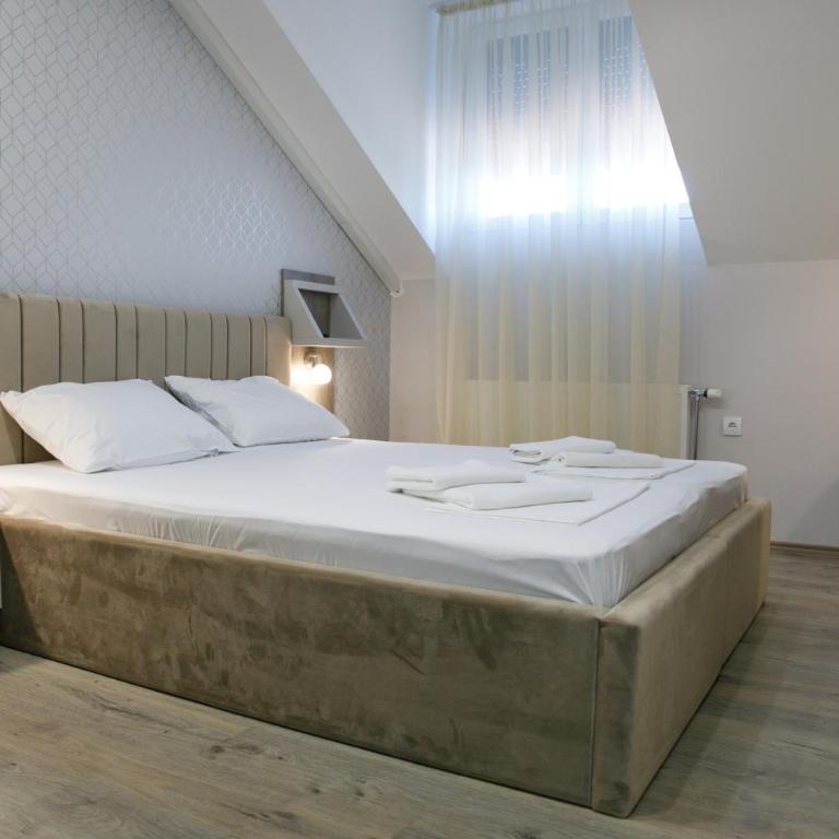 Fine Suites - Deluks Dvokrevetna Soba sa Bračnim Krevetom i Tušem - 3