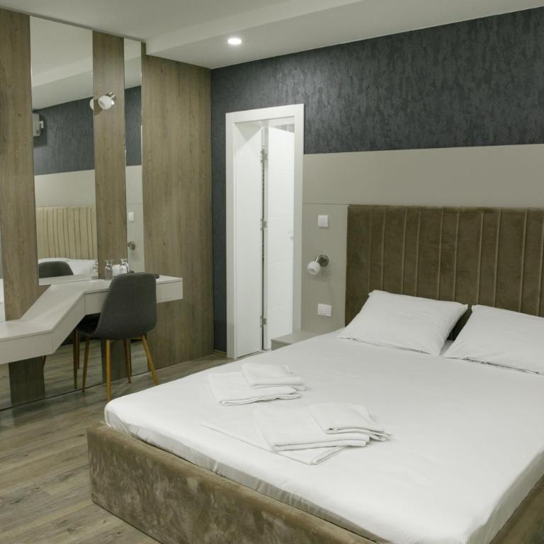 Fine Suites - Deluxe Double Room with Shower - 2