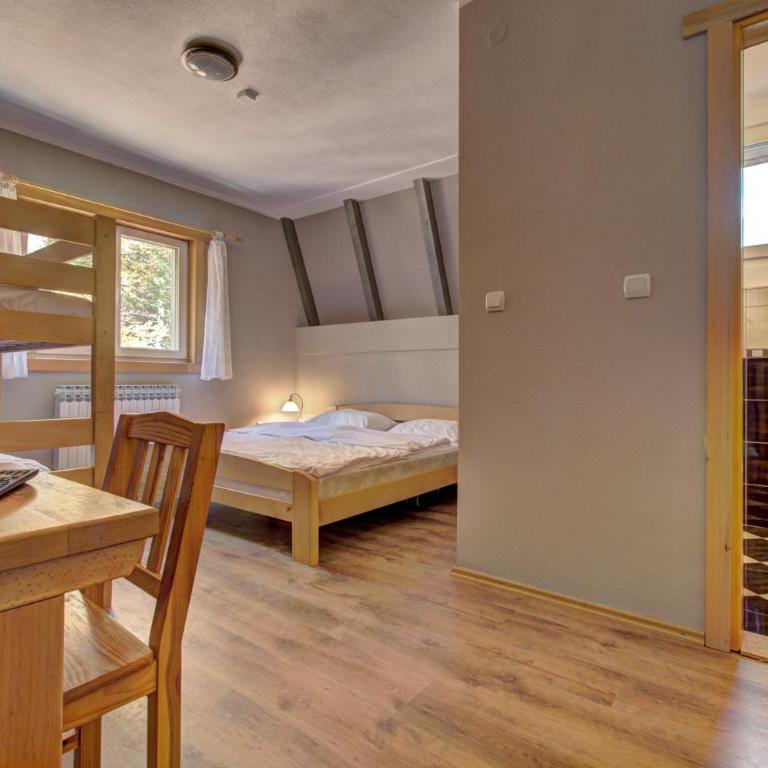 Guesthouse Yeti - Quadruple Room - 4