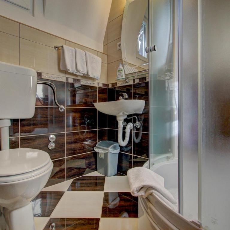 Guesthouse Yeti - Quadruple Room - 5