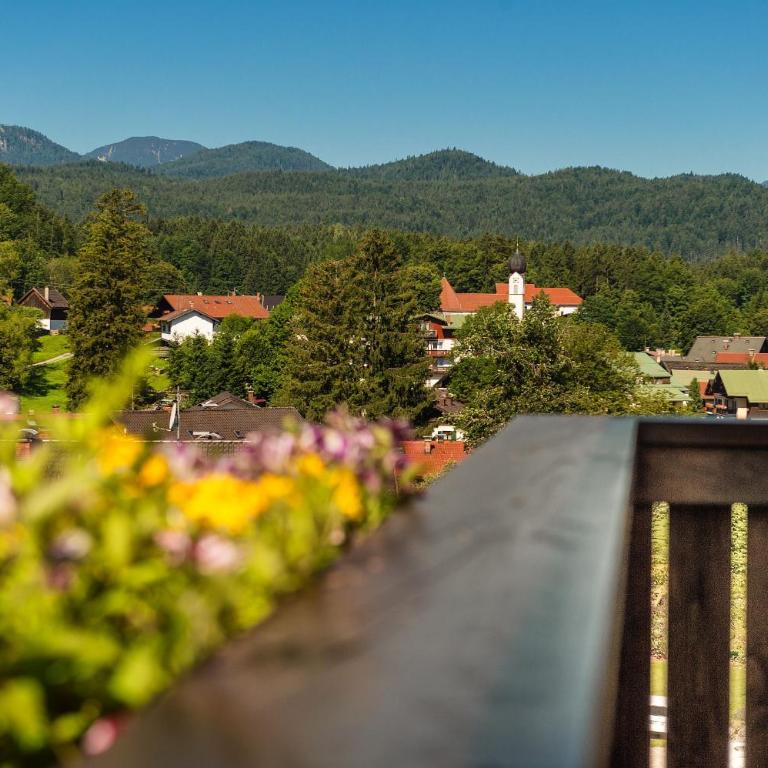 Bayern Resort Hotel - Adults only - mit Zugspitzblick - Eibsee-Nähe - Wellnessbereich - Naturpool im Sommer - Dreibettzimmer mit Balkon - 2