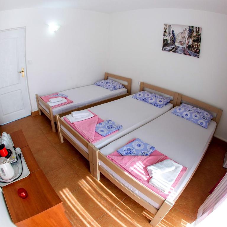 Guest House Lotos - Triple Room with Private External Bathroom - 10