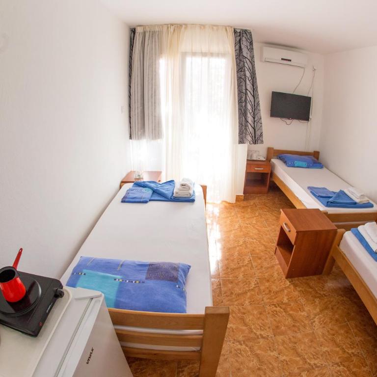 Guest House Lotos - Triple Room with Private External Bathroom - 7