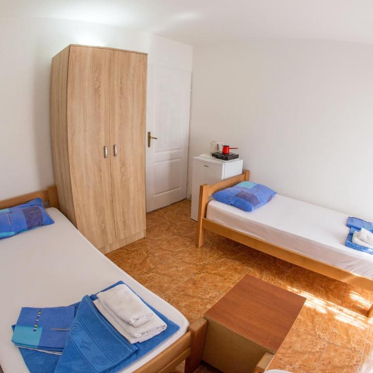 Guest House Lotos - Triple Room with Private External Bathroom - 16