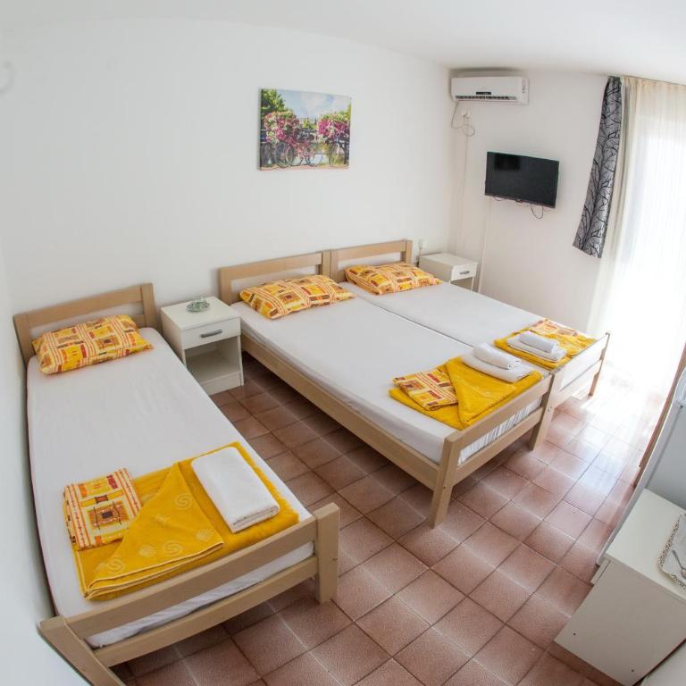 Guest House Lotos - Triple Room with Private External Bathroom - 5
