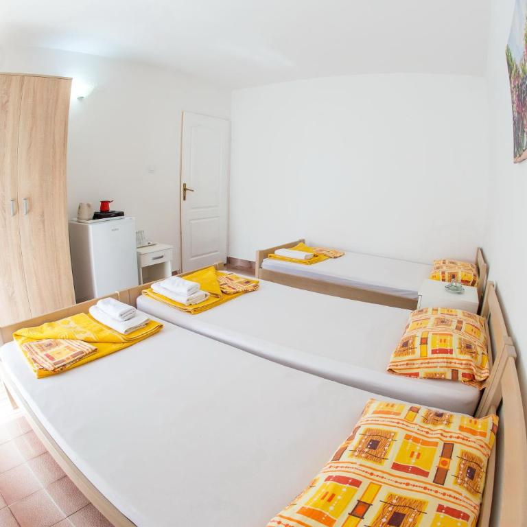 Guest House Lotos - Triple Room with Private External Bathroom - 6