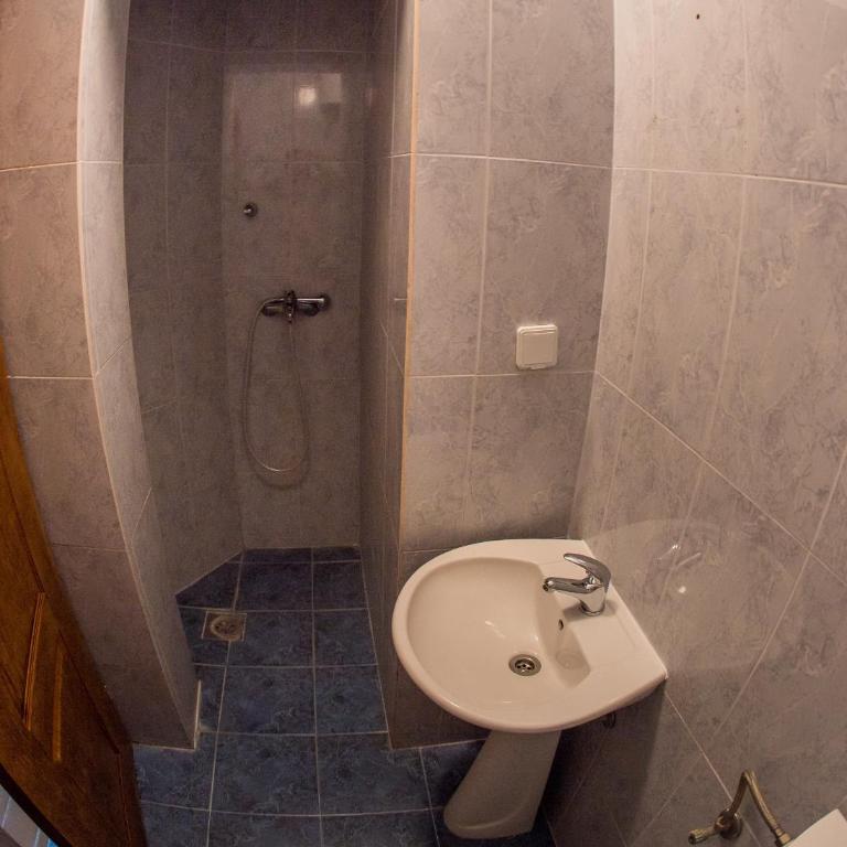 Guest House Lotos - Triple Room with Private External Bathroom - 15