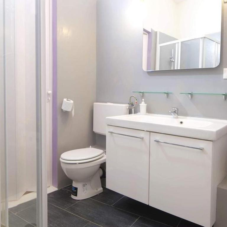 Guest House Bike & Relax Finale Ligure - Camera Matrimoniale con Bagno Privato - senza Finestre - 2