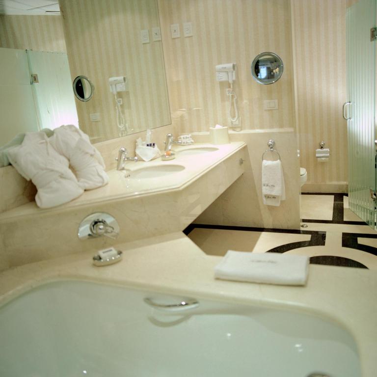 The Green Park Boutique Hotel and Grand Suites - Chapultepec Parkfront - Suite Deluxe with Park View and King Bed - 4