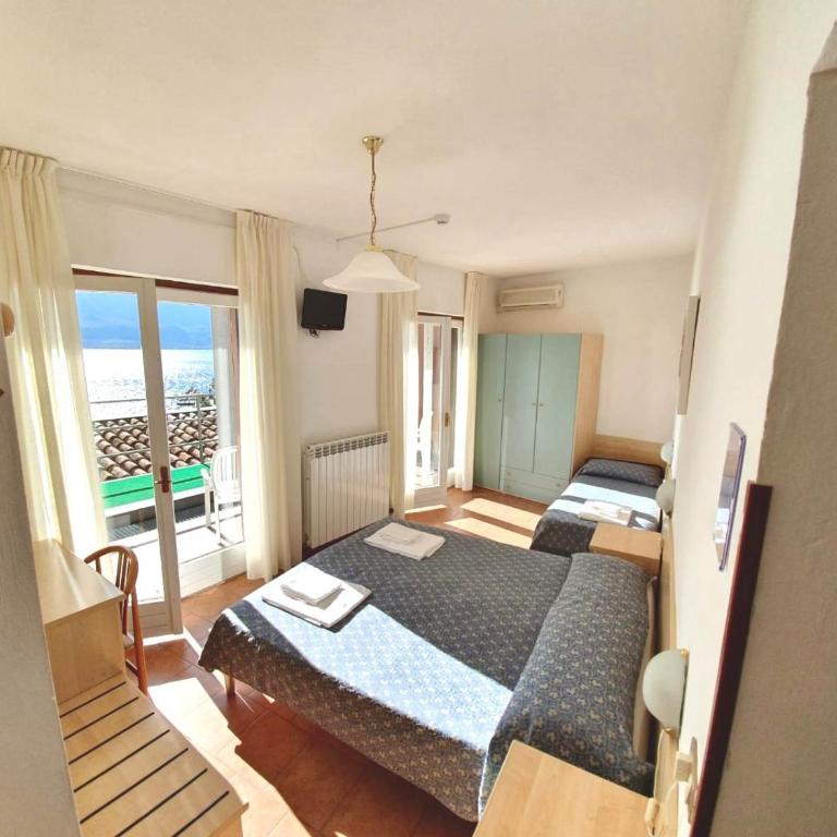 Hotel Castell - Montagnoli Group - Camera Tripla con Vista Lago - 5