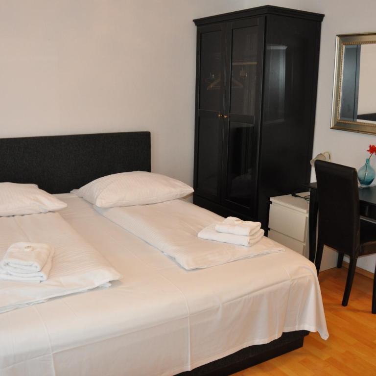 Hotel-Pension Asta - Vierbettzimmer mit eigenem Bad - 7
