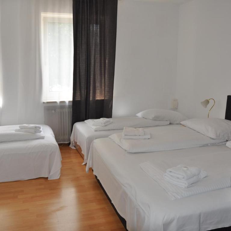 Hotel-Pension Asta - Vierbettzimmer mit eigenem Bad - 6