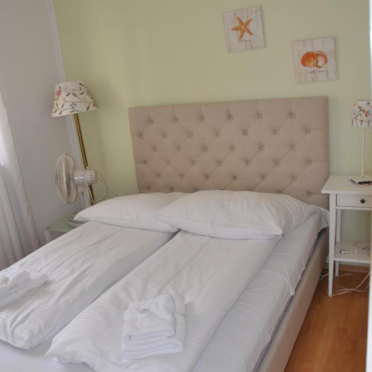 Hotel-Pension Asta - Doppel-/Zweibettzimmer mit Gemeinschaftsbad - 2