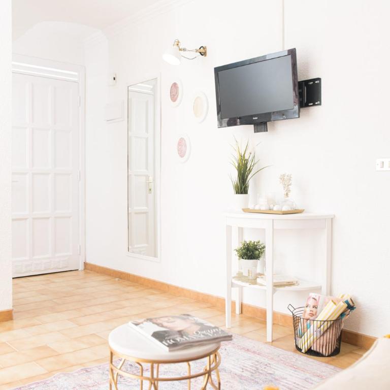 Adults Only Sunny Quiet Apartment with Aircon in Center of Las Americas - Apartamento con vistas a la piscina - 9